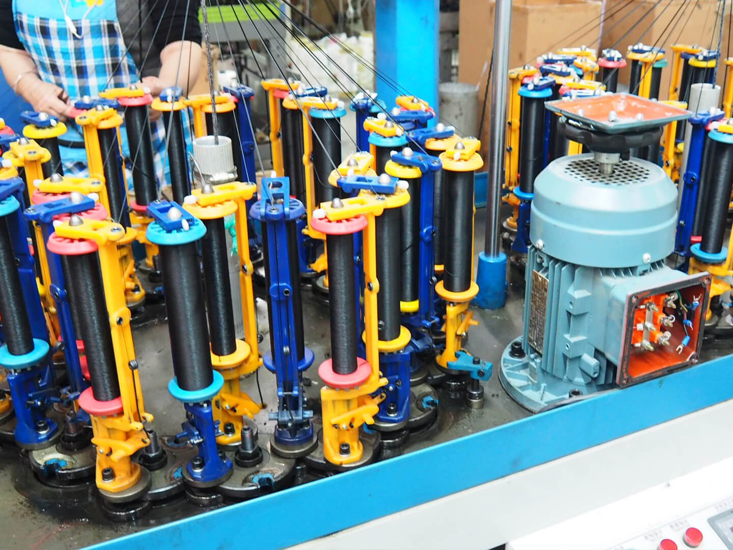 Rope braiding machine with upright yarn carriers